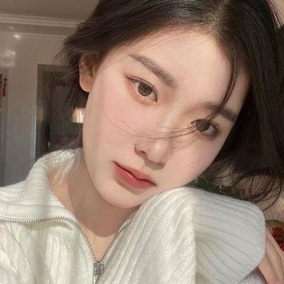 一个唱歌，另一个不唱歌